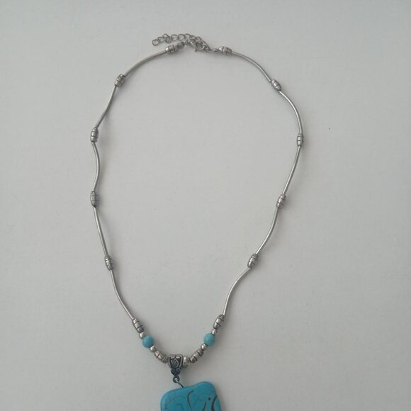 CUTE TURQUOISE-COLORED ELEPHANT NECKLACE - Picture 3 of 3